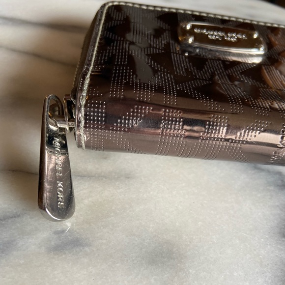 Micheal KORS metallic wallet monogram silver - Picture 6 of 9